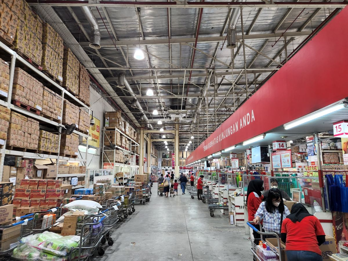 Shopping in a warehouse store