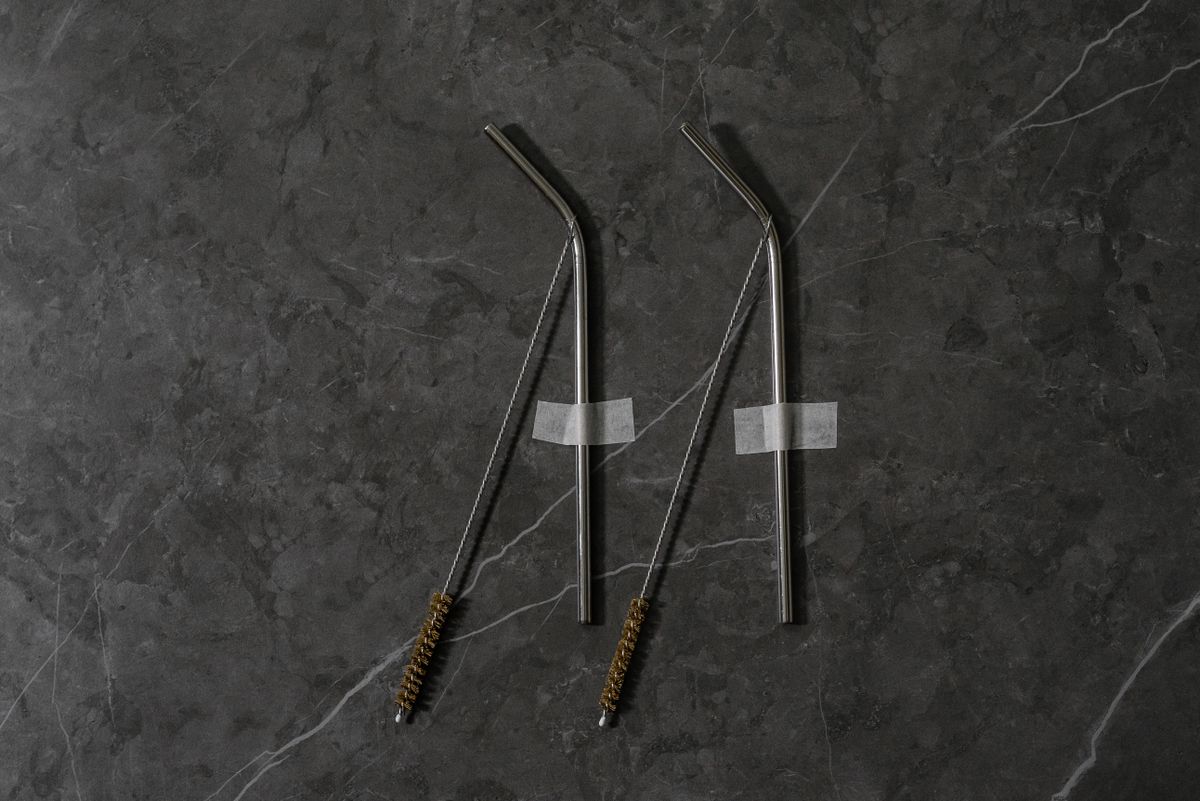 Metal drinking straws and cleaning brushes